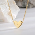 Elegante colgante de corazón chapado en oro con letra A grabada en cadena fina - Letra A