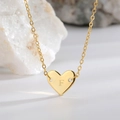 Elegante collar de corazón chapado en oro con letra F grabada en colgante minimalista - Letra F