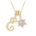 Detailaufnahme der goldenen Halskette mit Buchstabe E und funkelndem Schneeflocken-Anhänger - 18K-Gold / Gold E (Anhänger + Goldene Box-Kette)