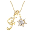 Detail einer goldenen Halskette mit Zirkonia-Buchstaben F und glitzerndem Schneeflocken-Anhänger - 18K-Gold / Gold F (Anhänger + Goldene Box-Kette)