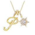 Detailansicht der goldenen Halskette mit diamantbesetztem P-Buchstaben und Schneeflocken-Anhänger - 18K-Gold / Gold P (anhänger + Goldbox-kette)