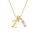 Detalle de collar chapado en oro de 18K con letra E de circón y colgante de cristal rosa - Letra E