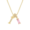Detalle de collar chapado en oro de 18K con letra I y colgante de circón rosa - Cadena de cajitas / Oro I