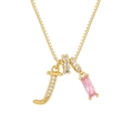 Detalle de collar chapado en oro 18K con letra J, gema rosa y anillo con circonitas - Cadena de cajitas / Oro J