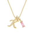 Detalle del collar de cadena veneciana de oro de 18K con letra K de circonia y gema rosa - Cadena de cajitas / Oro K