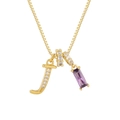 Dettaglio della collana a catena dorata con zircone viola e ciondolo con lettera J - Oro (J)