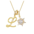 Nahaufnahme der goldenen Boxkette mit L-Anhänger und Schneeflocken-Zirkonia-Charme - 18K-Gold / Gold L (anhänger + Goldbox-kette)