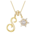 Detailansicht von goldenem Buchstaben S und Schneeflocken-Anhänger mit glänzenden Kristallen - 18K-Gold / Gold S (anhänger + Goldbox-kette)