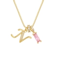 Detalle del collar chapado en oro de 18K con colgante de letra V y circonita rosa - Cadena de cajitas / Oro N
