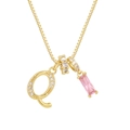 Detalle del collar chapado en oro de 18K con circón rosa y colgantes de letra Q - Cadena de cajitas / Oro Q