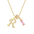 Detalle del collar de oro de 18K con letra R y colgante de circonita rosa rectangular - Cadena de cajitas / Oro R