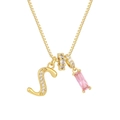 Detalle de colgante letra S bañado en oro 18K con gema rosa y cadena de caja - Cadena de cajitas / Oro S