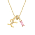 Detalle del collar bañado en oro 18K con letra K, circón rosa y colgante de cristal - Cadena de cajitas / Oro X