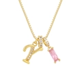 Detalle de cadena chapada en oro de 18K con letra Y de circonita y colgante de gema rosa - Cadena de cajitas / Oro Y