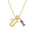 Dettaglio del ciondolo lettera U dorato con zircone viola e micro-pietre lucenti - Oro (U)
