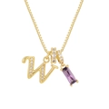 Dettaglio catena dorata con ciondolo lettera W scintillante e pietra viola rettangolare - Oro (W)