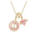 Detalle de cadena dorada con corazón de circón rosa y colgante letra I con aro de Saturno - Estilo Letra I