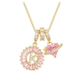 Detalle de collar de oro con colgante letra K y dije de cristal de corazón rosa - Estilo Letra K