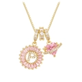 Detalle de collar dorado con letra P, piedras rosas y colgante de corazón saturno - Estilo Letra P