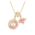 Detalle de collar dorado con colgante letra S, corazón de circón rosa y amuleto estrella - Estilo Letra S
