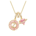 Detalle de collar dorado con colgante de letra Z y dije de corazón rosa tipo Saturno - Estilo Letra Z