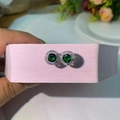 Détail de boucles d'oreilles rondes vert émeraude avec placage argent et halo de zircon - Émeraude