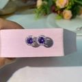 Gros plan de boucles d'oreilles halo avec zircon violet et accents de cristaux blancs - Fuchsia