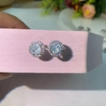 Détail macro de boucles d'oreilles en zircon bleu clair avec cristaux blancs brillants - Bleu Glacé