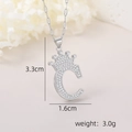 Détail macro du pendentif lettre C argenté avec couronne et pavé de zircones - Pendentif Couronne Lettre C Argenté / Argent