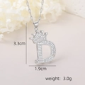 Détail macro du pendentif lettre D à couronne avec zircons et dimensions réelles - Pendentif Couronne Lettre D Argenté / Argent