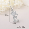 Détail du pendentif lettre E avec couronne en cuivre serti de zircons cubiques blancs - Pendentif Couronne Lettre E Argenté / Argent