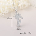 Détail du pendentif lettre F couronne en argent avec zircons sur chaîne à lèvres - Pendentif Couronne Lettre F Argenté / Argent