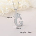 Détail du pendentif G en argent avec zircons montrant les dimensions 3,4cm x 1,8cm - Pendentif Couronne Lettre G Argenté / Argent