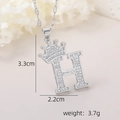 Vue détaillée du pendentif lettre H avec couronne et dimensions 3,3 cm sur 2,2 cm - Pendentif Couronne Lettre H Argenté / Argent
