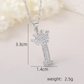 Vue détaillée du collier pendentif lettre I avec couronne et zircons argentés - Pendentif Couronne Lettre I Argenté / Argent