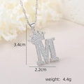 Gros plan du pendentif lettre M avec couronne en argent et pierres de zircone cubique - Pendentif Couronne Lettre M Argenté / Argent