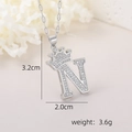 Gros plan du pendentif lettre N argenté avec couronne et détails en zircone cubique - Pendentif Couronne Lettre N Argenté / Argent