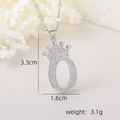 Détail du pendentif lettre O à couronne argentée avec dimensions 3,3 x 1,6 cm - Pendentif Couronne Lettre O Argenté / Argent