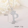 Détail du pendentif lettre P avec couronne et pavé de zircones cubiques brillants - Pendentif Couronne Lettre P Argenté / Argent