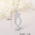 Détail du pendentif lettre Q argentée avec couronne, dimensions 3,8 cm et poids 3,4 g - Pendentif Couronne Lettre Q Argenté / Argent