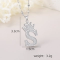 Vue détaillée du pendentif lettre S argenté avec couronne et zircons brillants - Pendentif Couronne Lettre S Argenté / Argent