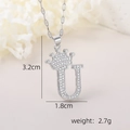 Détail du pendentif couronne lettre U avec des dimensions de 3,2 cm de haut et 1,8 cm de large - Pendentif Couronne Lettre U Argenté / Argent