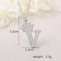 Détail du pendentif couronne lettre V en argent avec zircons incrustés taille 3,3cm - Pendentif Couronne Lettre V Argenté / Argent