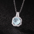 Makro-Detail des Parfümflakon-Anhängers mit blauem Eis-Stein und Zirkonia-Halo-Fassung - Hellblau Eis Anhänger Ohne Kette