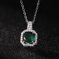 Makroaufnahme einer Silberkette mit quadratischem Anhänger und grünem Smaragdstein - Smaragdgrün (Pendant Only (Without Chain))