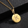 Elegante collar dorado con colgante circular de la letra K y circonitas incrustadas - Letra K