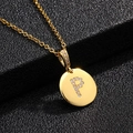Detalle de cerca del colgante chapado en oro con letra P adornada con circonitas brillantes - Letra P