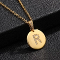 Detalle macro del colgante de letra R dorado con circonitas en cadena fina - Letra R