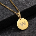 Vista macro de un collar dorado con colgante redondo y letra W de circonitas - Letra W