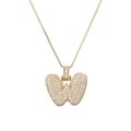 Gros plan du pendentif lettre W doré avec ailes de papillon et zircons micro-pave - Lettre W